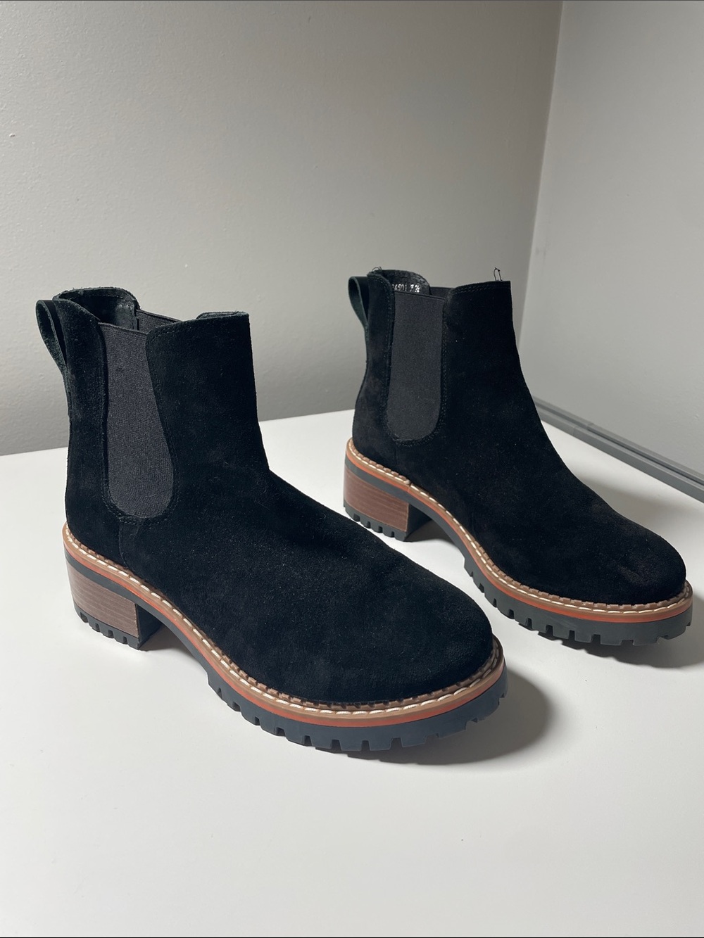 Bertuchi Suede Ankle Boots Made in Spain Chelsea Fall Winter